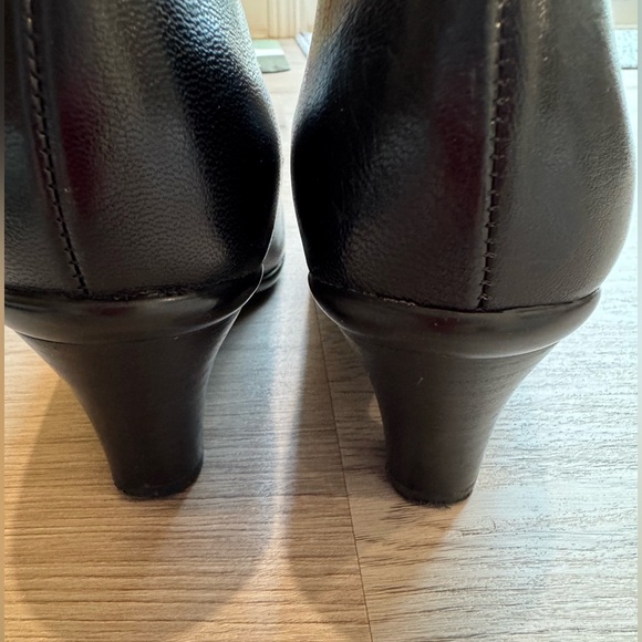 Women's Black Leather Shoes. Like new worn it once - Picture 5 of 7